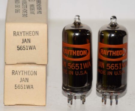 Raytheon 5651WA лампа на белом фоне