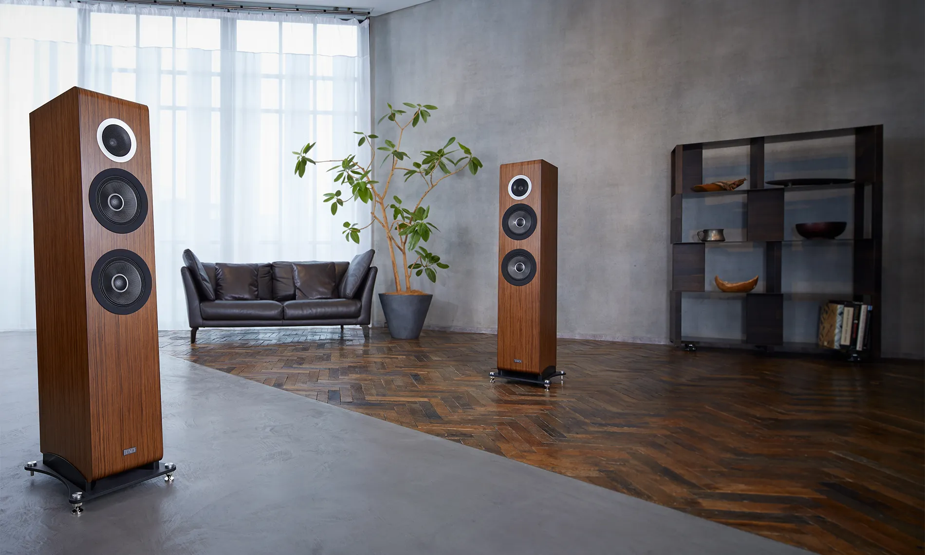 TAD Evolution Two Walnut — в интерьере