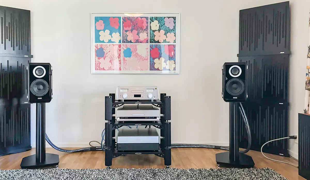 TAD Micro Evolution One Piano Black — в интерьере