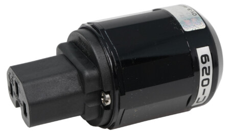 Oyaide C-029 — кабельный разъём IEC C15
