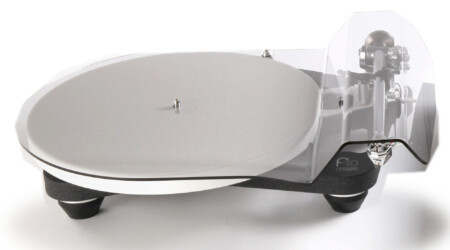 Rega Planar 10 black, Apheta 3 — полный вид с крышкой