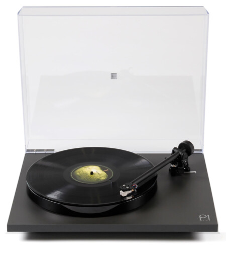 Rega Planar 1 Plus Black с поднятой прозрачной пылезащитной крышкой